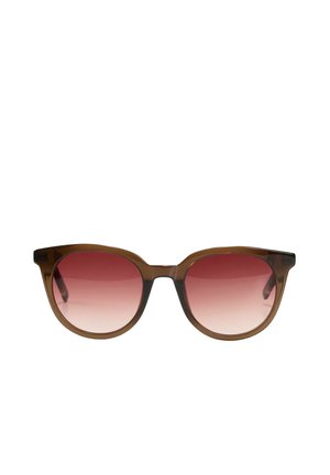 Bruine, afgeronde zonnebril met roze degradélenzen en een glanzende afwerking op een witte achtergrond.