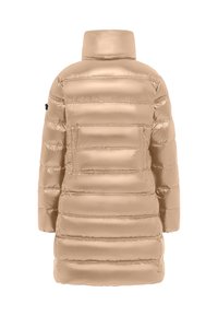 Beżowa kurtka puchowa z wysokim kołnierzem, poziomym pikowaniem i dwoma przednimi kieszeniami. Gładki, błyszczący materiał o lekko wypchanym wykończeniu.
