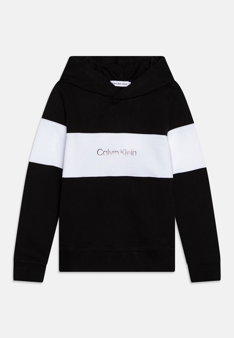 Sweat à capuche noir avec une bande horizontale blanche sur la poitrine et les manches, avec le logo "Calvin Klein Jeans" centré sur la bande.