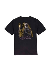 Camiseta de algodón negra con un gráfico de un esqueleto encapuchado sosteniendo una vela, con el texto "pase lo que pase nunca pasa nada" en morado.