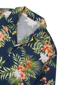 Camicia a maniche corte floreale in blu navy, con grandi fiori tropicali e foglie verdi, realizzata in tessuto leggero con design del colletto classico.