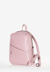 Zaino in pelle rosa con parte superiore arrotondata, tasca frontale con zip, tracolla regolabile e una texture liscia. Presenta un design minimalista.
