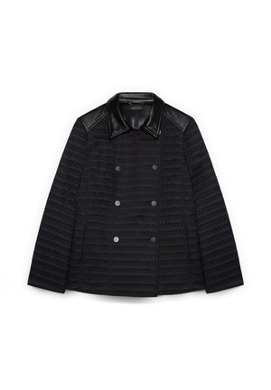 Giubbotto trapuntato nero con design doppiopetto, dettagli in pelle su spalle e colletto, e chiusure a bottone metalliche.