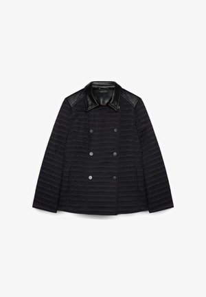 Schwarze gesteppte Jacke mit einem zweireihigen Design, Lederakzenten an Schultern und Kragen sowie metallischen Knopfverschlüssen.