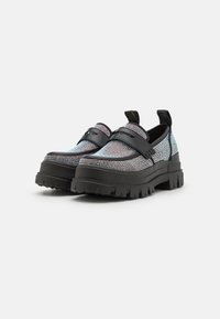 Pantofi cu platformă negri, cu un design texturat și un model asemănător cristalelor. Vârful rotunjit și accente din curea elastică pe laturi.