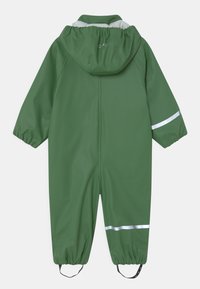Groene waterdichte overall met capuchon, elastische manchetten en reflecterende strepen op de mouwen. Gemaakt van soepel, duurzaam materiaal.