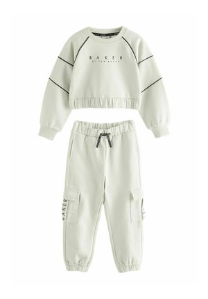 Sweatshirt cropped gris clair et pantalon de jogging assorti avec des piping noirs et le texte "BAKER by Ted Baker", présentant des poignets élastiques et une taille élastique.