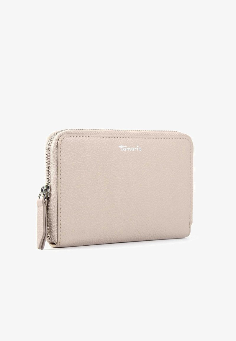 Hellbeige strukturierte Lederbrieftasche mit einem silbernen Reißverschluss und kleinem metallischem "Tamaris"-Logo auf der Vorderseite.