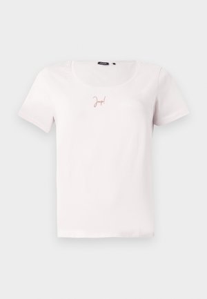 Camiseta blanca de manga corta con escote en forma de barco y pequeño logo "Joop!" en rosa claro centrado en el pecho, mostrada sobre un fondo plano.