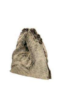 Borsa in pelliccia sintetica in toni neutri, con una consistenza morbida, forma irregolare, ampia apertura superiore e dettagli in pelliccia prominenti.