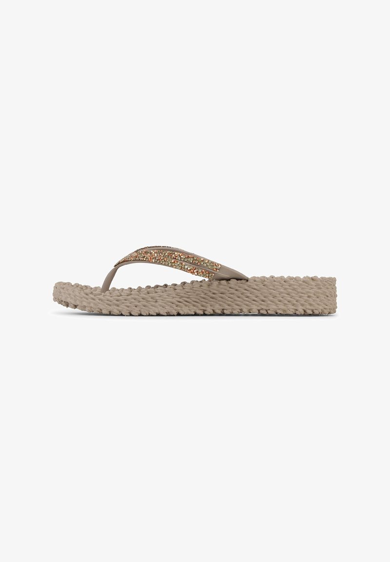 Chancla de plataforma beige tejida con suela texturizada y tiras adornadas con glitter dorado y marrón.