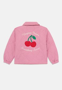 Kardigan u rožicu s kviltanim uzorom koji sadrži izvezene trešnje i natpis "Vingino Jeans Something Sweet" na leđima; elastične rukave i detalj oko vrata.