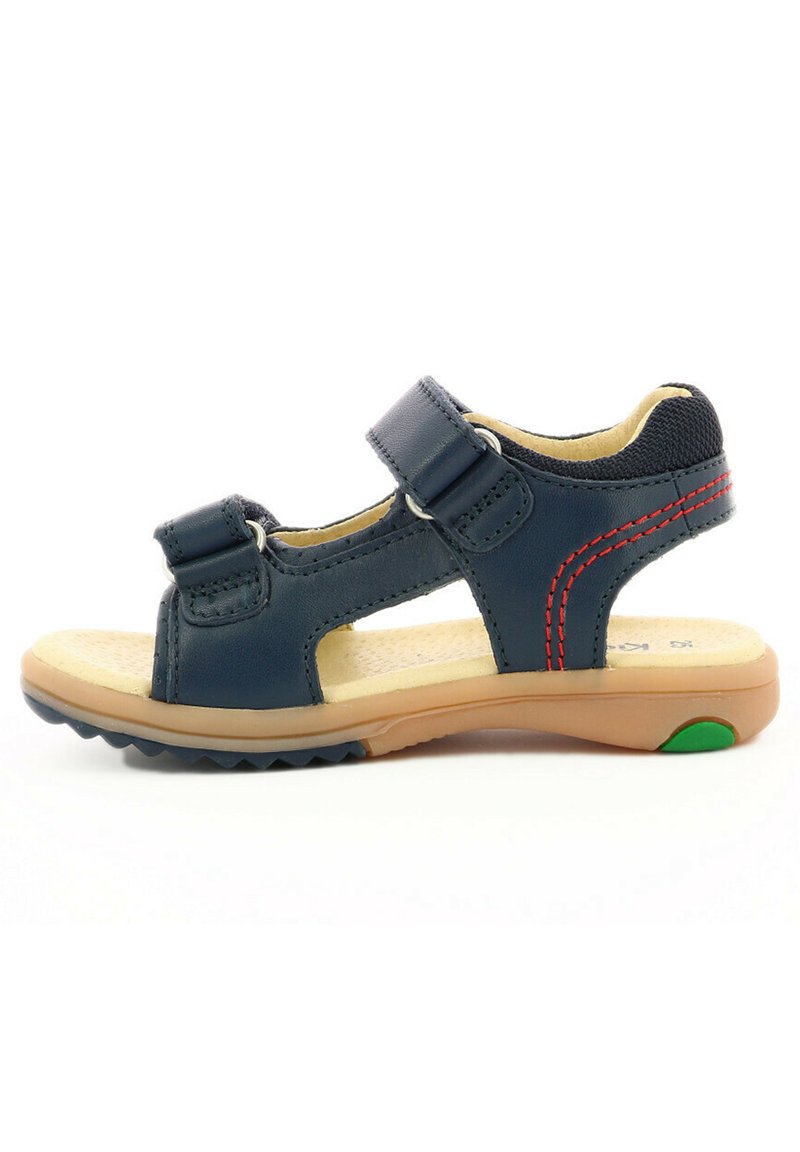 Sandale en cuir bleu marine avec deux straps réglables en Velcro, design ouvert, semelle intérieure beige clair et semelle texturée avec accent vert.