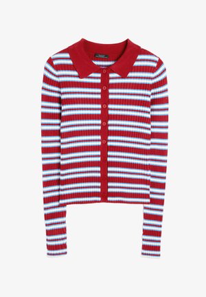 Czerwono-biała kardigan z paskami, z niebieskimi akcentami, o prążkowanej teksturze, z kołnierzykiem oraz sześcioma okrągłymi guzikami z przodu.