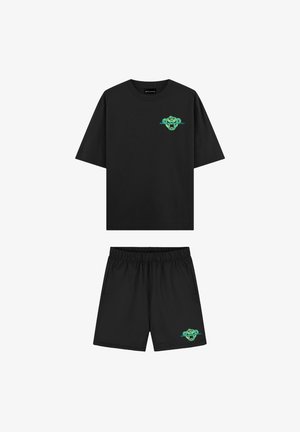 Zwarte T-shirt met korte mouwen en short set met groen gestileerd apengezicht logo op de linkerborst en linkerbeen.
