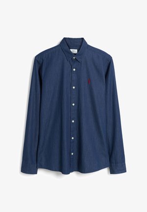 Camisa azul marino de manga larga con botones, cuello y pequeño logo rojo de langosta en el pecho izquierdo.