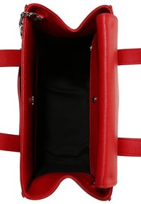 Borsa a mano rossa con esterno texture, apertura superiore e interno nero. Presenta doppi manici e chiusura a scatto, progettata per un facile accesso.