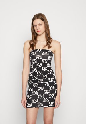 Vestido mini em padrão de quadricula em preto e branco, com decote reto e silhueta ajustada, feito de um tecido elástico.
