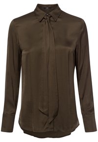 Blouse en satin marron avec un nœud au col, manches longues et ourlet arrondi. Présente une texture lisse et un minimum de détails.