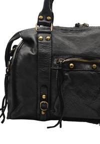 Sac en cuir noir avec finition texturée, présentant des accessoires en laiton, une poche zippée à l'avant et des coutures décoratives sur les côtés.