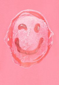 Różowa gałka lodów w kształcie uśmiechniętej twarzy, z ciemnym syropem akcentującym oczy i usta, na jednolitym różowym tle.