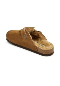 Scarpa slip-on in suede marrone con fodera in pelliccia, punta arrotondata e cinturino regolabile. Sole in sughero con grip testurizzato.