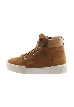Brun ruskind højtop sneaker med tan polstret krave, beige gummisål, metaløjer og sidelås på hvid baggrund.