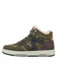 Hochschuh aus olivgrünem Wildleder mit Akzenten aus schwarzem und braunem Leder. Ausgestattet mit einer weißen Sohle, einem mit Fell gefütterten Kragen und gelben Nähdetails.