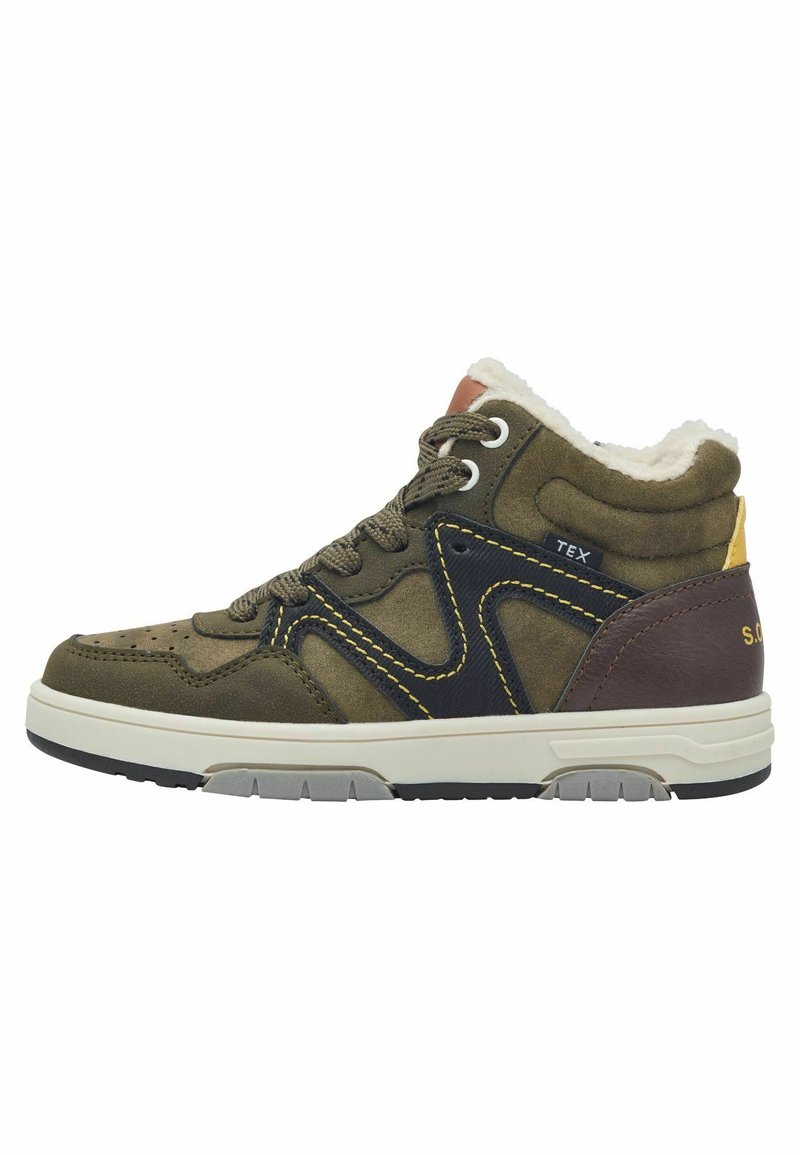 Hochschuh aus olivgrünem Wildleder mit Akzenten aus schwarzem und braunem Leder. Ausgestattet mit einer weißen Sohle, einem mit Fell gefütterten Kragen und gelben Nähdetails.