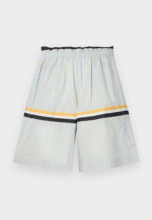 Randiga shorts i ljusblått och gult, med en svart midjeband och horisontella ränder i gult, vitt och svart längs fållen.
