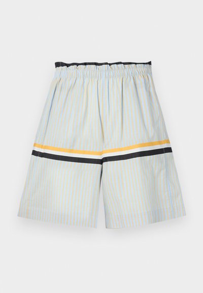 Stripete shorts i lys blå og gul, med svart livvidde og horisontale striper i gul, hvit og svart langs bretten.