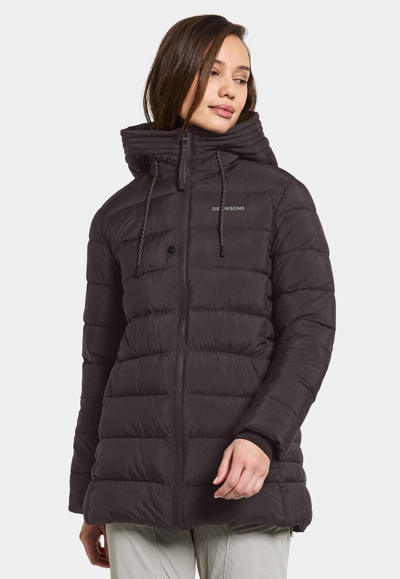 Schwarze Daunenjacke mit hoch geschlossenem Kragen, Reißverschluss und verstellbarem Kapuzenzug. Strukturierter Steppdesign mit elastischen Bündchen und Saum.