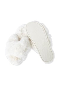 Pantofole in pelliccia sintetica bianca con una texture morbida e pelosa. Tomaia spessa con design a punta aperta e suola in gomma bianca solida con un motivo testurizzato.