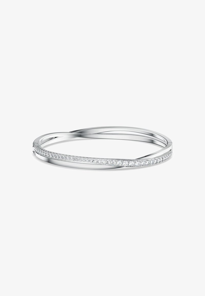 Pulsera de brazalete de plata con un diseño suave, que presenta una línea de pequeñas gemas transparentes a lo largo de un borde para añadir detalle.