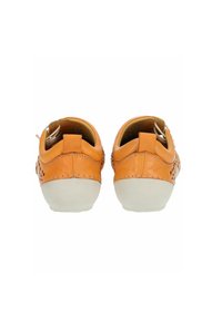 Leren schoenen in oranje met perforatieontwerp en witte rubberen zolen. Bevat gestikte details bij de hiel en een zachte voering.