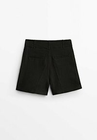 Shorts noirs sur mesure en tissu léger, dotés de deux poches arrière et d'un design épuré et structuré. Texture lisse sans motifs visibles.