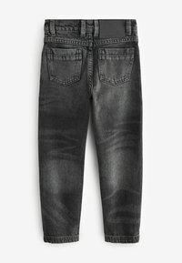 Svarta denimjeans med en urtvättad finish, med två bakfickor, bälteshällor och rak benform. Sliten struktur synlig.