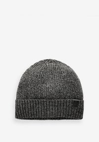 Stickad mössa i mörkgrått, med en texturerad mönster och en uppvikt kant. En liten svart logopatch pryder sidan.