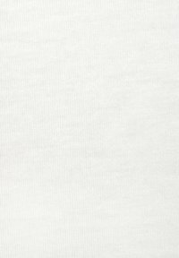 Baumwollstoff in reinem Weiß mit einer gerippten Struktur und gleichmäßig angeordneten horizontalen Linien über die gesamte Oberfläche.