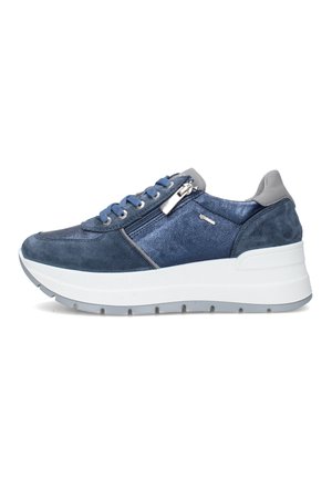 Sneaker blu navy con pannelli in camoscio e lucidi, collo del tallone grigio, cerniera laterale, lacci e suola bianca spessa con battistrada grigio.
