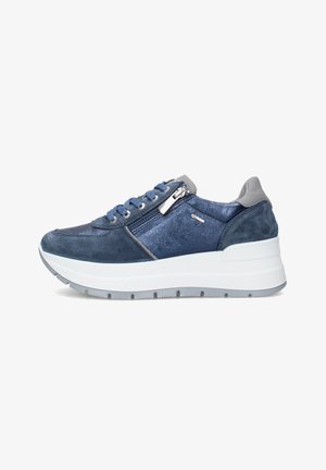 Sneaker blu navy con pannelli in camoscio e lucidi, collo del tallone grigio, cerniera laterale, lacci e suola bianca spessa con battistrada grigio.