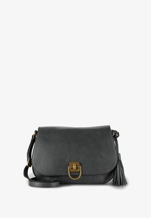 Sac bandoulière en cuir gris avec fermeture à rabat, ferrures dorées et détail de pompon. Texture lisse et design minimaliste.