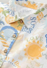 Next SET  - Pantaloni scurți - blue yellow resort print