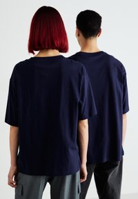 GAP TEE UNISEX - Marškinėliai su spaudiniu - navy uniform