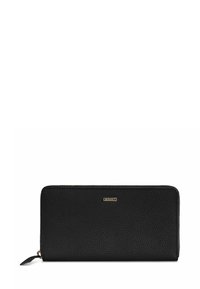 Cartera de cuero negra con una superficie texturizada, cierre de cremallera y una placa de logo metálica en la parte frontal. Forma rectangular, diseño delgado.