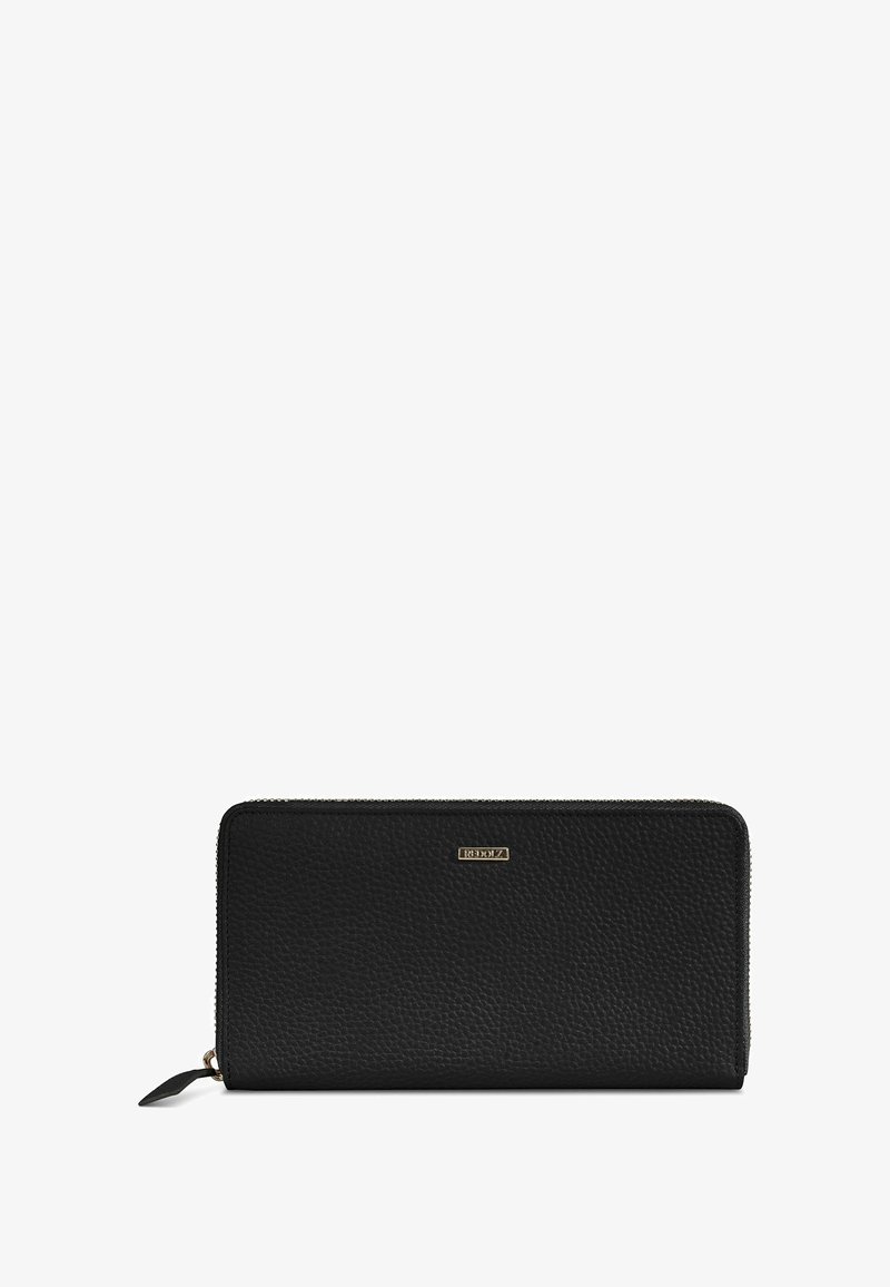 Cartera de cuero negra con una superficie texturizada, cierre de cremallera y una placa de logo metálica en la parte frontal. Forma rectangular, diseño delgado.