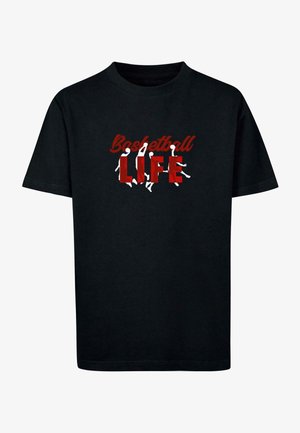 Zwarte katoen t-shirt met daarin rode tekst "Basketbal" boven "LEVEN," met witte silhouetten van basketballers in actie.