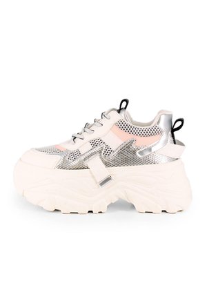 Zapatillas chunky con una parte superior de malla blanca y plateada, acentos rosas, suela blanca gruesa y un destacado detalle texturizado. Presenta cordones y un lazo.