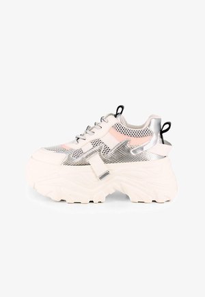 Zapatillas chunky con una parte superior de malla blanca y plateada, acentos rosas, suela blanca gruesa y un destacado detalle texturizado. Presenta cordones y un lazo.