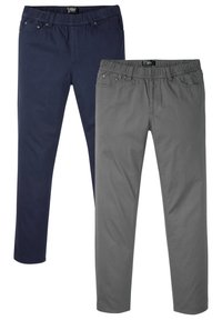 Due pantaloni, uno blu navy e uno grigio, con vita elastica, tasche e design slim-fit. Realizzati in tessuto morbido e leggero.